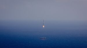 Photo prise lors de la tentative d'atterrissage du premier étage du Falcon 9 sur une plate-forme, en avril dernier. Source : http://www.spacex.com/
