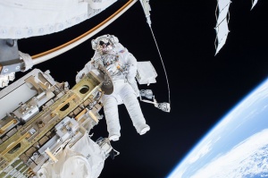 Tim Kopra pendant sa sortie extravéhiculaire ce 21 décembre 2015. Crédit : NASA