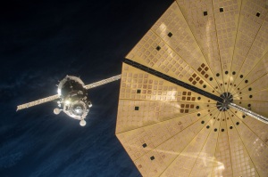 Le vaisseau Soyouz pendant la manoeuvre d'arrimage à l'ISS, mardi 15 décembre. En avant plan, on peut voir un panneau solaire du cargo Cygnus. Crédit : NASA