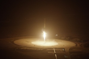 Cette fusée ne décolle pas : elle atterrit en douceur. Source : SpaceX