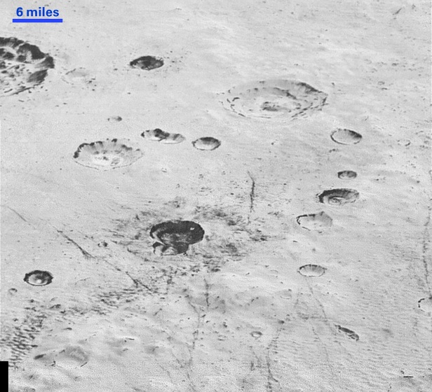 Des pleines et des cratères glacés sur Pluton. Credit: NASA/JHUAPL/SwRI