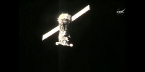 Arrivée de la capsule Soyouz à proximité de l'ISS, dans la nuit de vendredi à samedi. Source : NASA