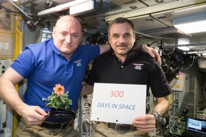 Scott Kelly, à gauche, et Mikhaïl Kornienko, à droite, lors de leur 300ème jour à bord de l'ISS, le 21 janvier 2016. Crédit : NASA
