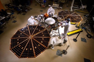 Photo d'InSight avec ses panneaux solaires déployés, prise le 30 avril 2015. Crédits : NASA/JPL-Caltech/Lockheed Martin
