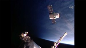 Le Dragon en approche de l'ISS ce dimanche 10 avril. Source : NASA TV