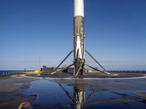 Le premier étage de la fusée Falcon 9 paisiblement posé sur Of Course I Still Love You, quelques heures après son atterrissage. Source : SpaceX