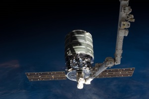 La première capsule Cygnus attrapée par le bras de l'ISS Canadarm2, en 2013. Source : NASA