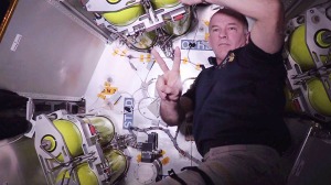 L'astronaute américain Jeff Williams à bord du module BEAM (et apparemment satisfait). Source : NASA.