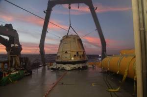 Une capsule Dragon récupérée dans l'océan le 11 février 2015, après la mission CRS-5. Crédit : Domaine public.