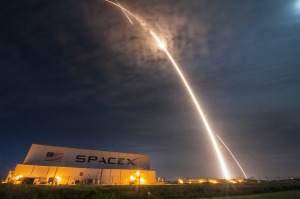 Un des bâtiments de SpaceX à Cap Canaveral lors du décollage d'une fusée Falcon 9 le 18 juillet 2016. Domaine public.