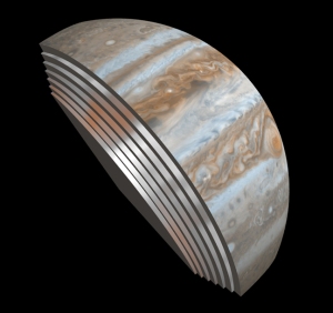 Des "tranches de Jupiter" obtenues grâce à l'un des instruments de Juno, destiné à étudier l'intérieur de l'atmosphère jovienne. La tranche supérieure, elle, nous provient de Cassini (lors de son survol en 2000). Crédits : NASA/JPL-Caltech/SwRI/GSFC