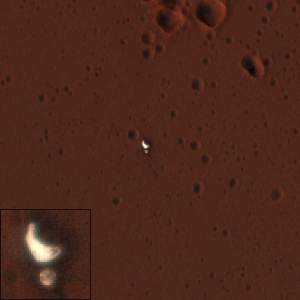 Image en couleur des restes du parachute et du bouclier thermique de Schiaparelli, prise par Mars Reconnaissance Orbiter.  Crédits : NASA / JPL / UA / Emily Lakdawalla